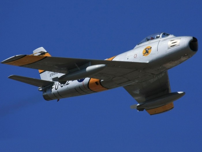 Chiếc F-86 được sản xuất cả như là một máy bay tiêm kích đánh chặn và là một máy bay tiêm kích-ném bom. Có nhiều phiên bản được giới thiệu trong suốt vòng đời sản xuất của nó, với những cải tiến và nhiều kiểu vũ khí khác nhau được trang bị. ẢNH: F-86 Sabre